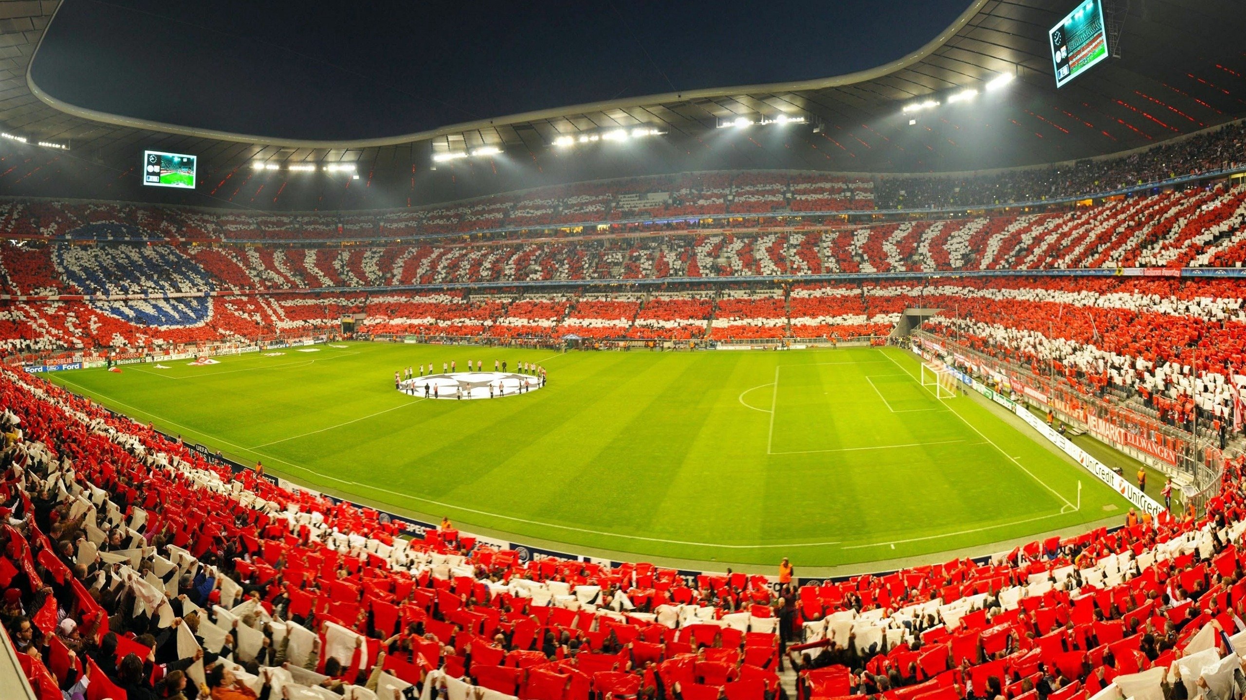 “高新体育中心：羽毛球选手演绎极限技巧与团队协作”